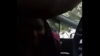चलाएँ सकिंग डिक ब्लोजॉब पर कार गर्लफ्रेंड