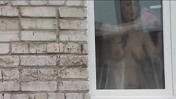 Oynat Halkın içinde çıplak. çıplak. dış mekan. dışarıda. kocası seksi frina apartman camını hiçbir külot ve sutyen yıkarken arabanın penceresinden kız kardeşini gözetliyor.