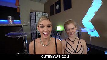 play Zwei blonde Babes sind verrückt nach großen Schwänzen - Kenzie Taylor, Riley Star