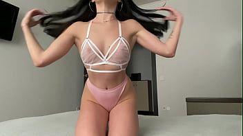 Riproduci Corpo sexy avvolto in lingerie bianca