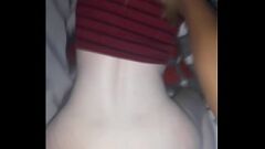 Reproducir Chico negro le da cuatro golpecitos duros en el culo de una chica blanca y folla una polla larga