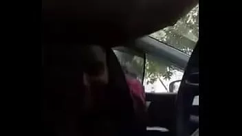 تشغيل مص ديك اللسان على صديقة السيارة