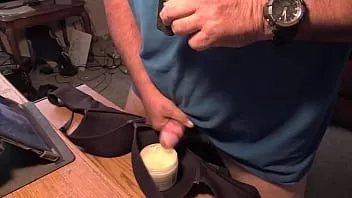 Afspelen Eerbetoon vrouw en vriend cum in boob lotion en dd bra