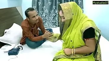 Reproducir ¡La esposa caliente india necesita dinero para el tratamiento del marido! hindi sexo amateur