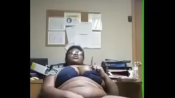 Reproducir ébène se masturba en la oficina