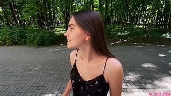 Играть Прогулка по лесу с пышной закончилась камшотом на лицо и волосы