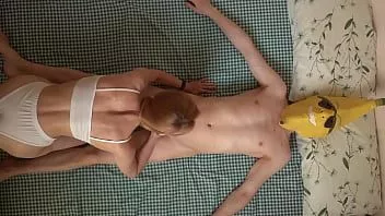 播放 乌克兰女孩喜欢在 cosplay 中吮吸鸡巴并吞精