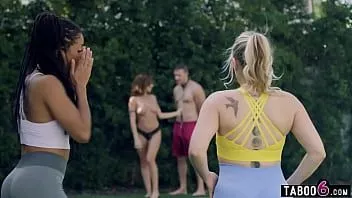 Afspelen Joggende babes komen milf tegen in haar achtertuin met haar jongensspeeltje
