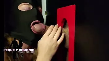 Riproduci Invito la mia amica formosa in un glory hole e lei mangia la sborra dei ragazzi. www.pequeydemonio.com