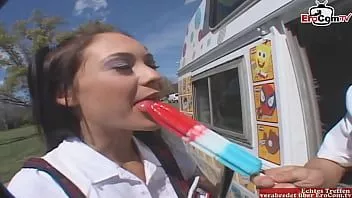 再生 小さなおっぱいを持つブルネットの小柄な学生ティーンは車のセックスをしています