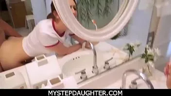 Abspielen Mystepdaughter - Teenie-Stieftochter beim Zähneputzen, POV-Fick