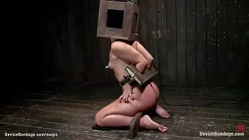 تشغيل عبدة مثلية ورأسها محاصر في الصندوق