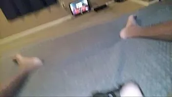 Abspielen Superdariusguy reibt seinen jungen braunen BBC, während er an seinem Spiel Teil 1 spielt