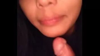 تشغيل الفتاة الأصلية تحب مص ديك مسرفة في تجرع و deepthroats ذلك