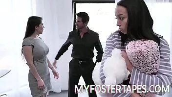 Reproduzir Quando Alexis finalmente decide ir embora, seus pais adotivos a convencem a ficar com outra sessão íntima.