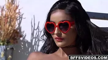 Reproduzir Melhores amigas super gostosas Emily Willis e Jewelz Blu são fodidas em um trio gostoso na piscina