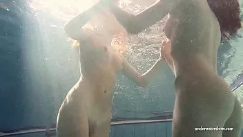 Reproducir Mia y petra se desnudan en la piscina