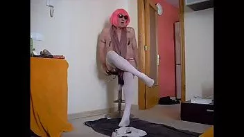 Abspielen Coca-Crossdresser hat Spaß in Strümpfen