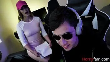 Abspielen Gamer-Bruder fickt Schwester beim Spielen – Kenzie Madison