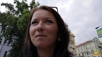 play Chasse4k. un jeune couple a besoin d'argent mais la salope n'est pas contre la baise