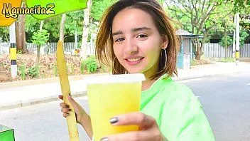 play Mamacitaz - Julia Garcia, une adolescente latina mignonne et timide, prend au fond de sa chatte serrée une vraie grosse bite
