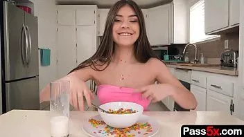 Abspielen Meine Stiefschwester will einen Schwanz als Snack und sie nimmt ihn eifrig in den Hals