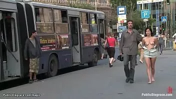 play Yalınayak ve göğüsleri kamu aşağılama