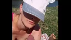 Jouer Fellation publique : une femme suce la grosse bite de son mari sur la plage
