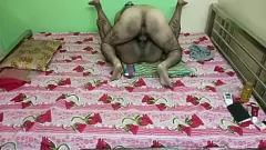 تشغيل ربة منزل ناضجة تصبح شغوفة بقضيب رجلها المتوسط