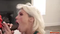 play Charli Phoenix bekommt ein intensives Training von Will Fliesen: Interracial Milf Handjob und Deepthroat