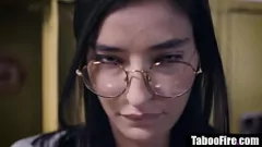 Abspielen Zierliche Brünette Teen -Lesben rächen sich mit heißem Tribbing und Scheren