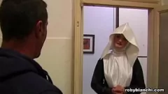 Abspielen Die verführerische Nonne kann einem harten Schwanz nicht widerstehen