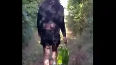 Reproducir El primer paseo público de un travesti bisexual en tanga negro y minifalda termina en humillación mientras huye de una pareja