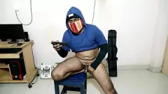 Reproducir Hombre misterioso se pone duro viendo porno en su móvil y se hace una paja